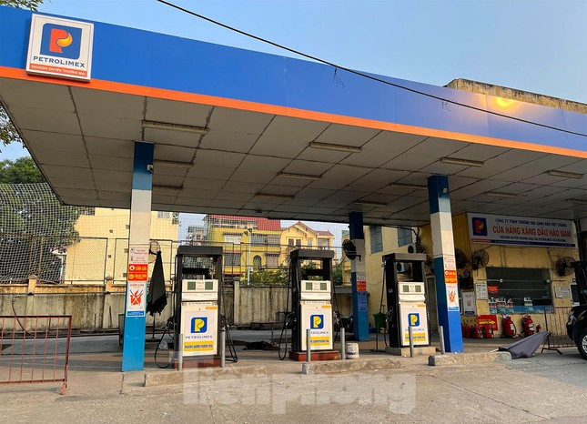 Một số người dân cho rằng, trước đây vào cây xăng nào cũng mua được nhưng bây giờ phải vào cây của Petrolimex mới mua được, các cây khác không mua được vì toàn đóng cửa. Trong ảnh: Cửa hàng xăng dầu Hào Nam, số 1 ngõ 168 Hào Nam đóng cửa vào 15h chiều ngày 6/11.