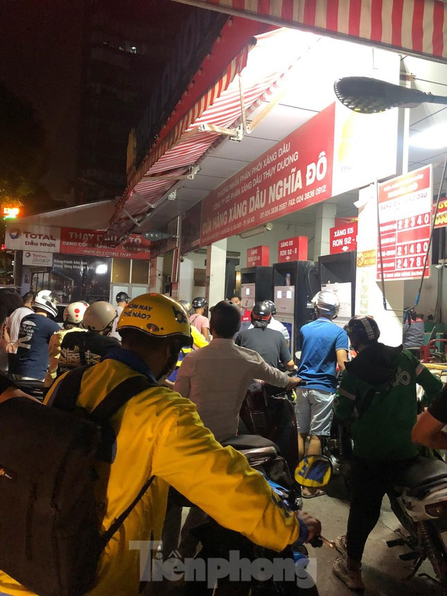 Cơ quan chức năng khuyến cáo, người dân không nên mua tích trữ, mua đủ nhu cầu sử dụng và chia sẻ khó khăn với các doanh nghiệp kinh doanh xăng dầu. Trong ảnh: Người dân xếp hàng mua xăng vào tối ngày 5/11 tại cửa hàng xăng dầu Nghĩa Đô,quận Cầu Giấy,Hà Nội