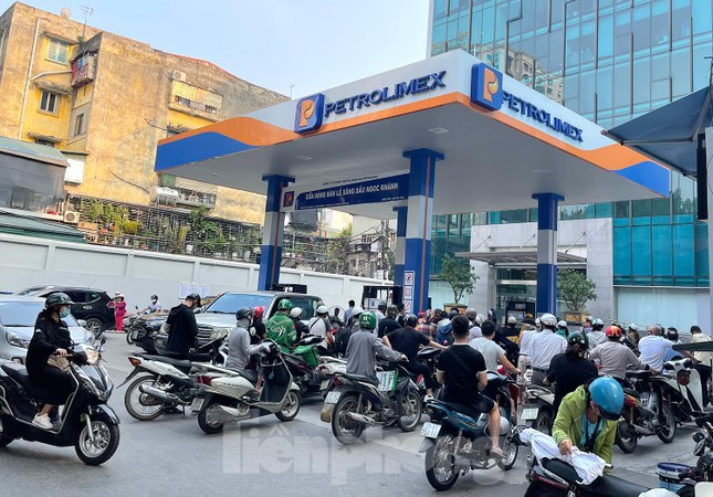 Cửa hàng xăng dầu Ngọc Khánh người dân cũng phải chờ đợi rất lâu mới đến lượt đổ xăng, ảnh chụp lúc 16h chiều ngày 6/11.