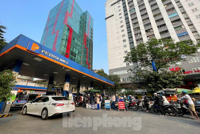 Cảnh xếp hàng ở hầu hết các cây xăng.