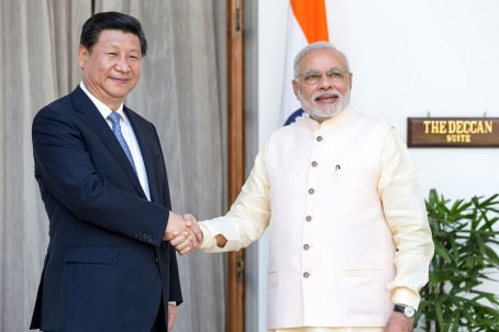 Chủ tịch Tập Cận Bình (trái) bắt tay với Thủ tướng Ấn Độ Modi.