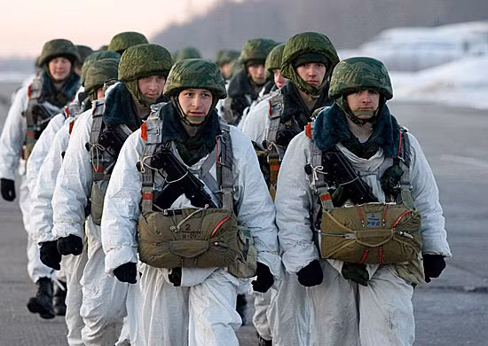 Các binh sĩ thuộc Sư đoàn Không quân số 76 của Quân đội Nga trong một đợt tập luyện.