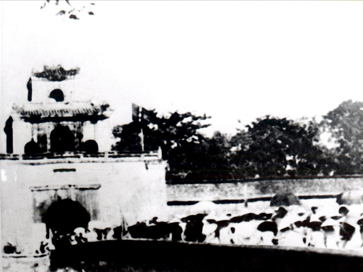 Cách mạng Tháng Tám và cuộc vận động vua Bảo Đại thoái vị - Hình 2 Cach mang Thang Tam va cuoc van dong vua Bao Dai thoai vi-Hinh-2