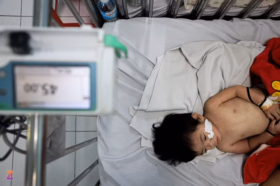 Buổi sáng, bé Bảo Thy đột ngột khó thở, cả người tím tái, buộc phải thở oxy. 5 ngày trước, bé sốt cao, mặt nổi ban lốm đốm khi đang nằm viện để điều trị bệnh viêm khớp thiếu niên tự phát. Bé Thy được chuyển đến phòng cách ly bệnh sởi ngay lập tức. Đứa trẻ 2 tuổi sốt cao, ngủ mê man, mất đi vẻ hiếu động trước đây. “Sau khi chuyển về quê, điều kiện kinh tế khó khăn, tôi đã quên mất việc tiêm vaccine cho bé. Đến khi phát hiện bệnh thì đã trở nặng thế này”, chị Trần Kim Như (25 tuổi, Cà Mau), mẹ bé Thy, tâm sự.