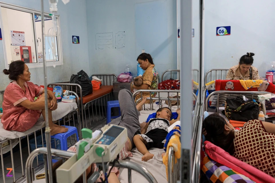 Là một trong những “điểm nóng” tiếp nhận và điều trị trẻ mắc bệnh sởi tại TP.HCM, khoảng một tháng nay, khoa Nhiễm - Thần kinh, Bệnh viện Nhi đồng 1 luôn trong tình trạng kín giường. Ghi nhận của Tri Thức - Znews sáng 13/8, 3 phòng cách ly dành cho bệnh nhi mắc sởi nhẹ gần như không còn chỗ trống. Tiếng trẻ con quấy khóc vang cả một hành lang dài.