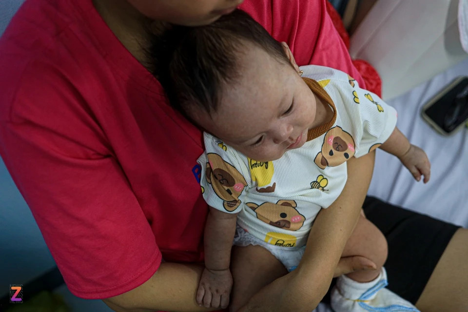 Bác sĩ chuyên khoa II Dư Tuấn Quy, Trưởng khoa Nhiễm - Thần kinh, Bệnh viện Nhi đồng 1 cho biết số ca nhập viện do mắc bệnh sởi tại khoa đang tăng mạnh. Ngày 13/8, đơn vị này đang điều trị nội trú cho 39 ca mắc bệnh sởi. Ngày cao điểm, số lượng bệnh nhân điều trị nội trú tại khoa lên đến 50 ca, gần như gấp đôi so với trước đây. Trong đó, một số bệnh nhi gặp biến chứng, thường gặp nhất là viêm phổi.