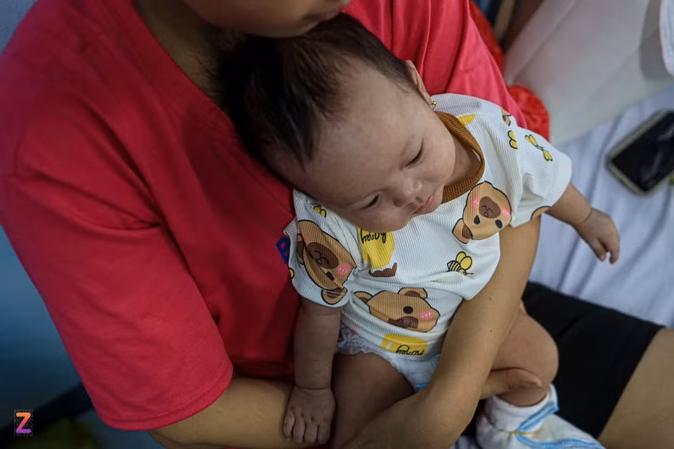 Bác sĩ chuyên khoa II Dư Tuấn Quy, Trưởng khoa Nhiễm - Thần kinh, Bệnh viện Nhi đồng 1 cho biết số ca nhập viện do mắc bệnh sởi tại khoa đang tăng mạnh. Ngày 13/8, đơn vị này đang điều trị nội trú cho 39 ca mắc bệnh sởi. Ngày cao điểm, số lượng bệnh nhân điều trị nội trú tại khoa lên đến 50 ca, gần như gấp đôi so với trước đây. Trong đó, một số bệnh nhi gặp biến chứng, thường gặp nhất là viêm phổi.