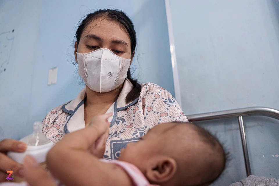 Sau 6 ngày cách ly do mắc bệnh sởi, hôm nay, bé Ka Mai được chuyển về lầu 8, nơi đặt khoa Hô hấp để tiếp tục chiến đấu với bệnh viêm phổi. Chỉ mới 4 tháng tuổi, thời gian nằm viện của Mai nhiều gấp bội so với số ngày em được ở nhà. "Vừa xuất viện về nhà sau khi điều trị viêm màng não thì con phải nhập viện tiếp tục do sởi. Thương con còn nhỏ mà phải chịu đựng nhiều thứ như vậy”, chị Ka Huyn (25 tuổi, Lâm Đồng) ôm chặt con gái với phần đầu lõm sâu, nghẹn ngào.