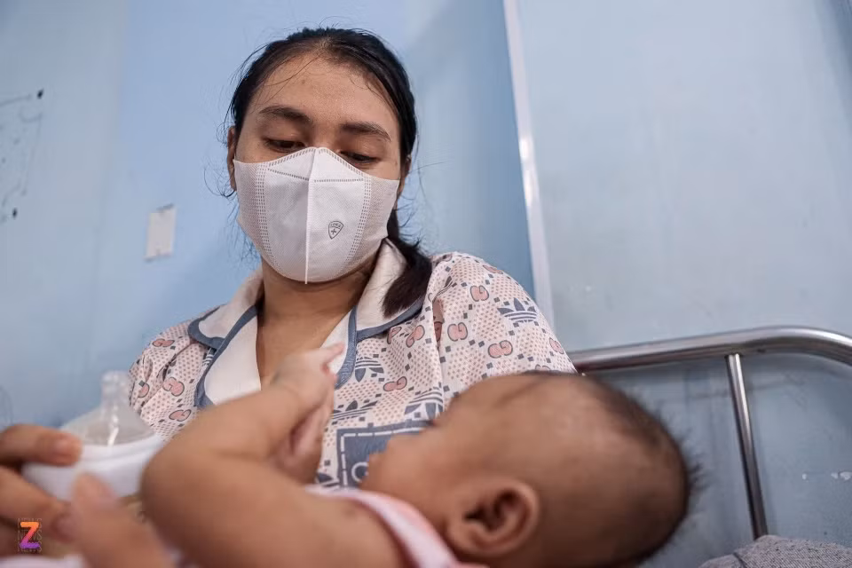 Sau 6 ngày cách ly do mắc bệnh sởi, hôm nay, bé Ka Mai được chuyển về lầu 8, nơi đặt khoa Hô hấp để tiếp tục chiến đấu với bệnh viêm phổi. Chỉ mới 4 tháng tuổi, thời gian nằm viện của Mai nhiều gấp bội so với số ngày em được ở nhà. "Vừa xuất viện về nhà sau khi điều trị viêm màng não thì con phải nhập viện tiếp tục do sởi. Thương con còn nhỏ mà phải chịu đựng nhiều thứ như vậy”, chị Ka Huyn (25 tuổi, Lâm Đồng) ôm chặt con gái với phần đầu lõm sâu, nghẹn ngào.