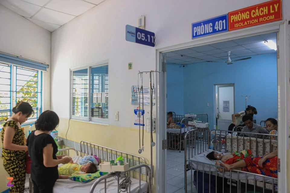 Nằm lặng lẽ nơi cuối hành lang, phía sau lớp cửa kính, phòng cách ly 05.11 như một "thế giới" khác. Ở đây, những tiếng khóc dường như yếu ớt hơn, nhường chỗ cho tiếng máy móc vang lên đều đều. Hầu hết tình trạng của các bệnh nhi được cách ly tại đây đều có biến chứng nặng, sốt cao và khó thở, phải hỗ trợ thở oxy.