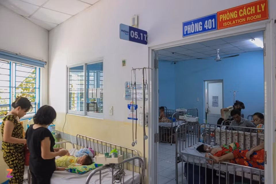 Nằm lặng lẽ nơi cuối hành lang, phía sau lớp cửa kính, phòng cách ly 05.11 như một "thế giới" khác. Ở đây, những tiếng khóc dường như yếu ớt hơn, nhường chỗ cho tiếng máy móc vang lên đều đều. Hầu hết tình trạng của các bệnh nhi được cách ly tại đây đều có biến chứng nặng, sốt cao và khó thở, phải hỗ trợ thở oxy.