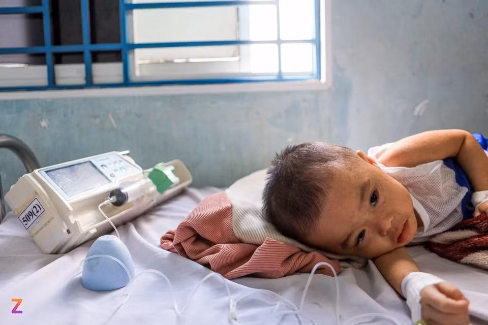 Một bé trai được truyền kháng sinh tại phòng cách ly. Như hàng chục đứa trẻ khác, cơ thể em mềm oặt, đuối sức sau nhiều ngày chiến đấu với căn bệnh này.