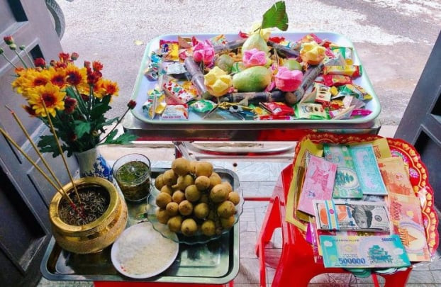 Nghi lễ này nên được thực hiện vào buổi chiều tối hoặc tối hẳn. Trong lễ cúng có đồ cúng, bài cúng cô hồn và lễ hóa vàng để cúng cho những hồn ma, xua đuổi vận hạn và cầu mong được bình an. Ảnh: Gia đình mới