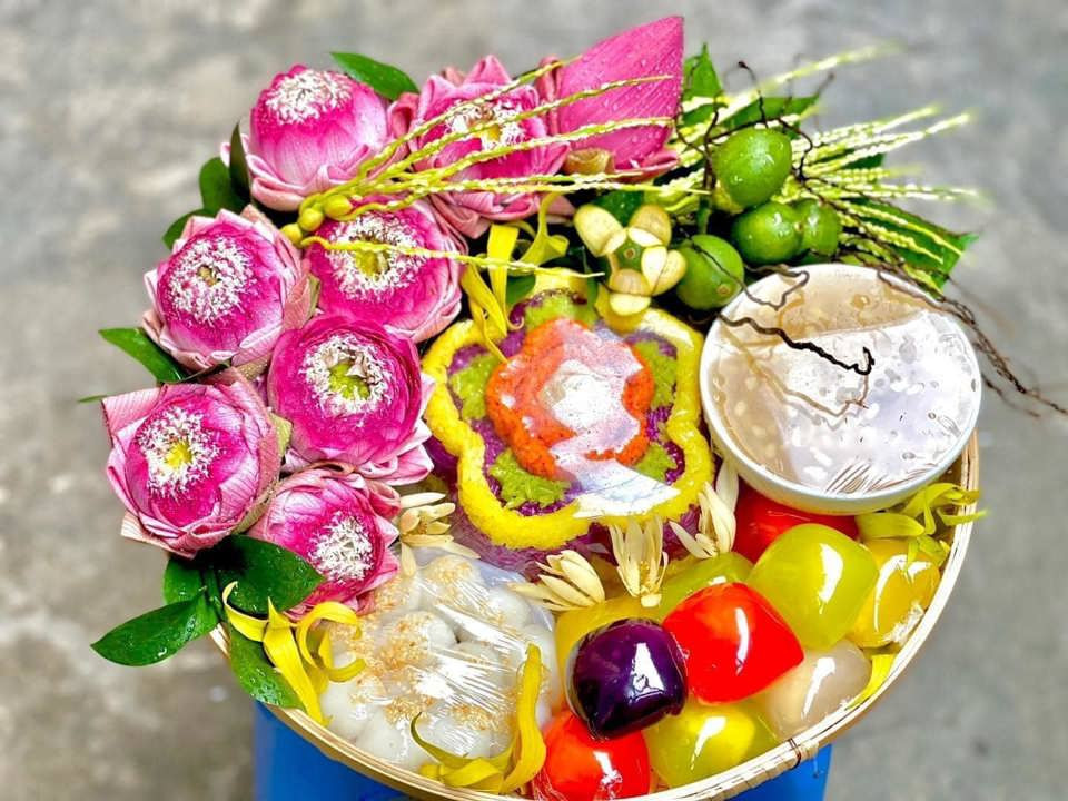 Vào dịp Rằm tháng 7, việc chuẩn bị mâm cỗ cúng chúng sinh hay còn gọi là cúng cô hồn, cúng thí thực là điều không thể thiếu. Đây là nghi lễ cúng bố thí cho những linh hồn không nhà cửa, không nơi nương tựa, không có thân nhân trên dương thế thờ cúng.