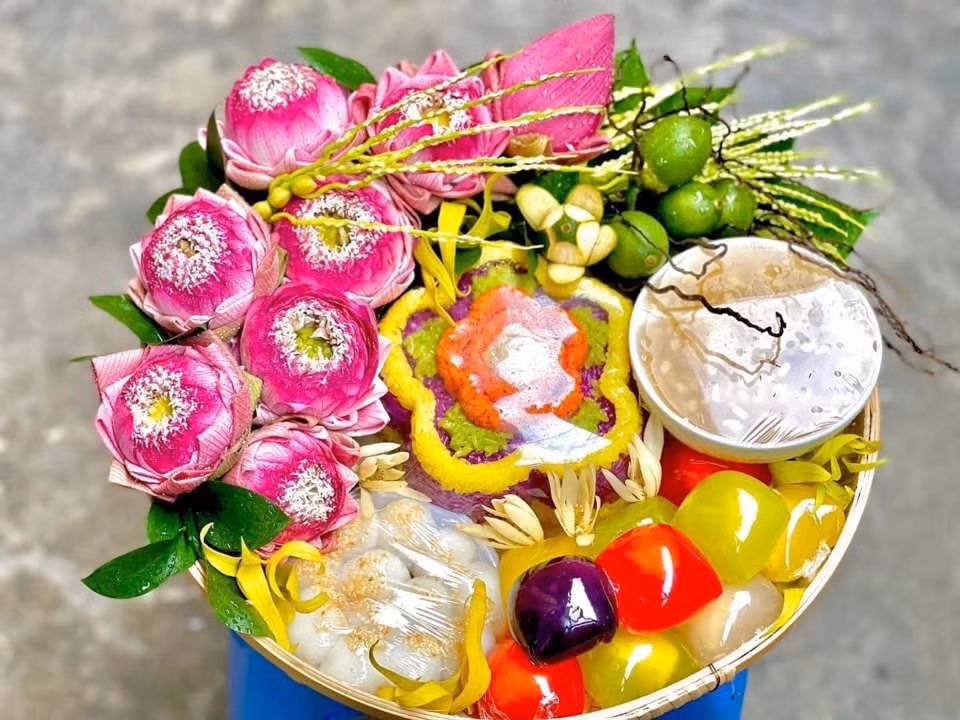 Vào dịp Rằm tháng 7, việc chuẩn bị mâm cỗ cúng chúng sinh hay còn gọi là cúng cô hồn, cúng thí thực là điều không thể thiếu. Đây là nghi lễ cúng bố thí cho những linh hồn không nhà cửa, không nơi nương tựa, không có thân nhân trên dương thế thờ cúng.