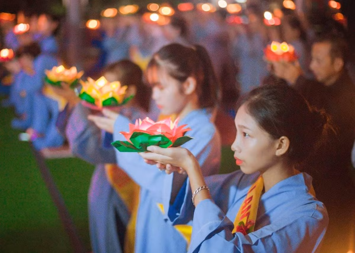 Giống như nhiều dịp lễ lớn trong năm, nhiều gia đình người Việt thực hiện nghi thức phóng sinh (thả các động vật như cá, chim, rùa... về môi trường tự nhiên), thăm mộ, thắp hương nhằm thể hiện sự tôn trọng, biết ơn với những người đã khuất. Ảnh: Vietnamnet