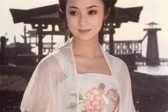 Nữ diễn viên đó là Tưởng Cần Cần, người từng thủ vai Tây Thi trong một bộ phim cổ trang và vẻ đẹp của cô đã làm sống dậy hình ảnh của Tây Thi trong tâm trí của khán giả. 