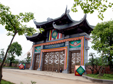 Cận cảnh cổng chính đi vào chùa.