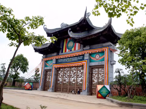 Cận cảnh cổng chính đi vào chùa.