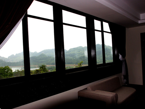 Khung cửa sổ phòng dành cho tổng thống được thiết kế bằng kính chống đạn có thể quan sát toàn bộ khuôn viên ngôi chùa.