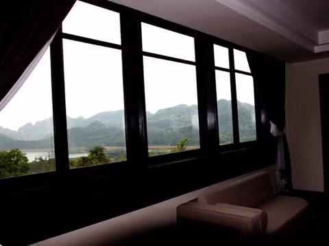 Khung cửa sổ phòng dành cho tổng thống được thiết kế bằng kính chống đạn có thể quan sát toàn bộ khuôn viên ngôi chùa.