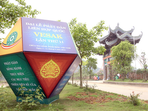 Cổng chính tiến vào chùa Bái Đính.