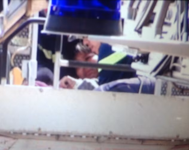 ... đưa bà Vân xuống đất an toàn.