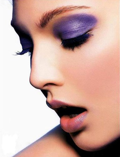 Người có thói quen nhìn xuống thường đa nghi, có mưu đồ đen tối. 