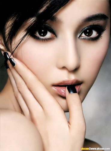 Ánh mắt gườm gườm, sắc lẹm, hay đảo mắt là người thích thay đổi, thích mạo hiểm, hay ghen ghét đố kỵ với người khác.