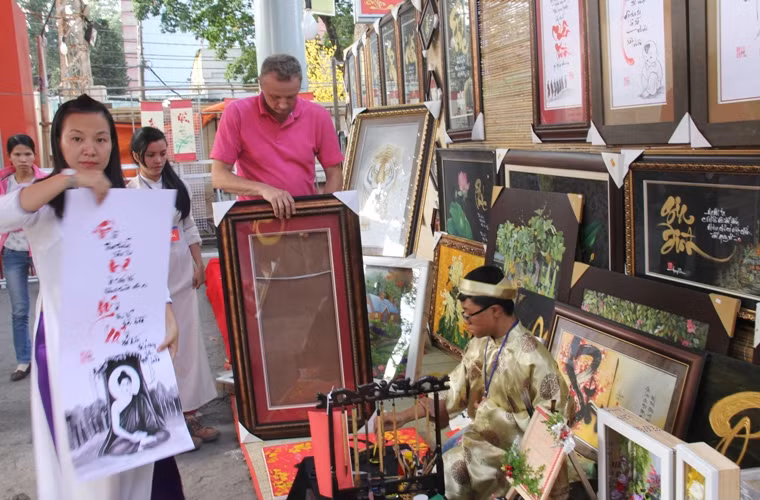 Hàng trăm ông đồ xuống phố cho chữ ngày xuân, mở đầu cho chuỗi hoạt động đón mừng năm mới của TP HCM