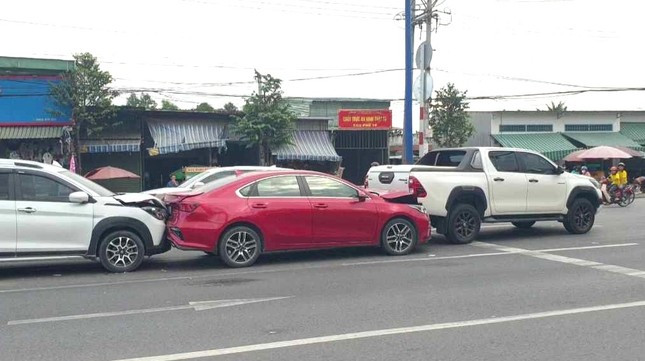 Nguyen nhan vu tai nan lien hoan khien 5 o to dinh chat vao nhau