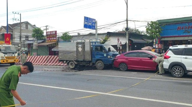 Nguyen nhan vu tai nan lien hoan khien 5 o to dinh chat vao nhau-Hinh-2