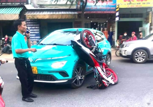 Nguyen nhan vu tai nan lien hoan khien 5 o to dinh chat vao nhau-Hinh-4