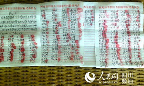 Hơn 200 người dân tại ngôi làng ở Tứ Xuyên (Trung Quốc) điểm chỉ đề nghị chính quyền trục xuất cậu bé nhiễm HIV ra khỏi địa phương.