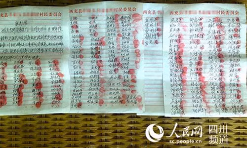 Hơn 200 người dân tại ngôi làng ở Tứ Xuyên (Trung Quốc) điểm chỉ đề nghị chính quyền trục xuất cậu bé nhiễm HIV ra khỏi địa phương.