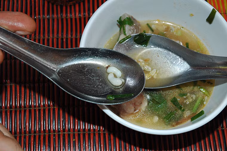 Món ăn tuyệt ngon khi được thưởng thức nóng. Húp một chén canh, bạn sẽ dễ dàng cảm nhận được vị béo mà không ngậy, ngọt thanh từ trứng và vị chua nhẹ từ kiến.