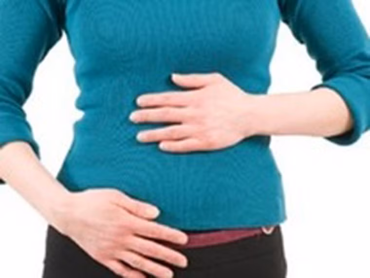 Dịch ổ bụng. Các chuyên gia sức khỏe cho biết, tình trạng dịch tích tụ trong ổ bụng là một trong những triệu chứng phổ biến của ung thư gan giai đoạn đầu. Bạn càng nên chú ý dấu hiệu này nếu xuất hiện dịch ổ bụng kèm cảm giác đầy hơi, trướng bụng.