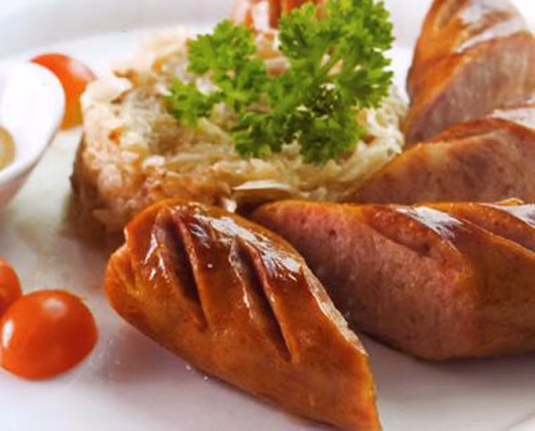 Tránh thực phẩm chế biến. Thay vì lựa chọn thực phẩm chế biến sẵn, nên tự tay nấu ăn cho mình và người thân trong gia đình. Chẳng hạn, chị em có thể chuẩn bị cam hoặc sinh tố; tránh mua nước ép có sẵn trên thị trường.