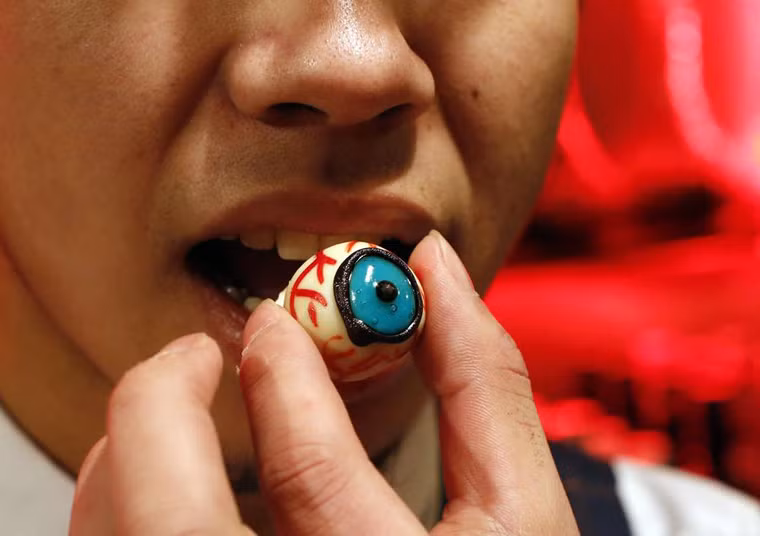 Món ăn ở đây cũng khiến nhiều người khiếp đảm. Chẳng hạn, bạn có thể thưởng thức một viên socola tạo hình giống hệt đôi mắt với đầy đủ lòng trắng cùng phần con ngươi đen ngòm nhuốm máu.