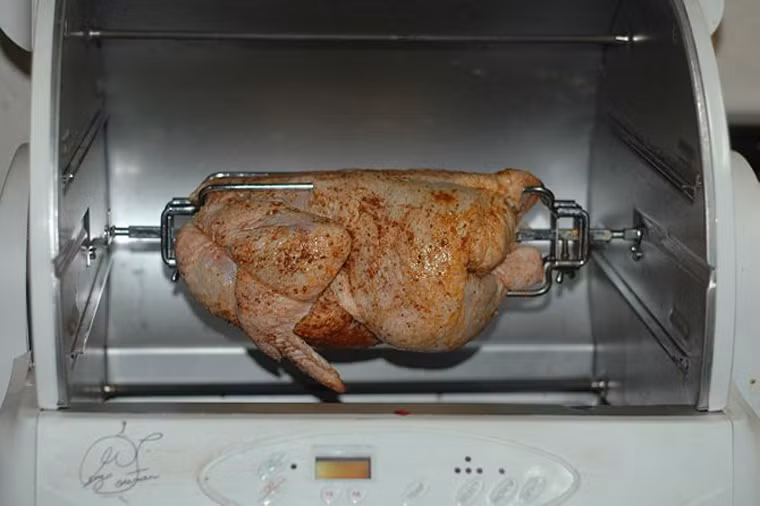 Khởi động lò và tiến hành nướng chừng 1,5 giờ. Nhìn chung, tùy vào trọng lượng gà mà bạn có thể rút ngắn hoặc kéo dài thời gian chế biến. Để đảm bảo chín tới, chị em có thể ước lượng 25 phút cho khoảng 450g thịt gà.