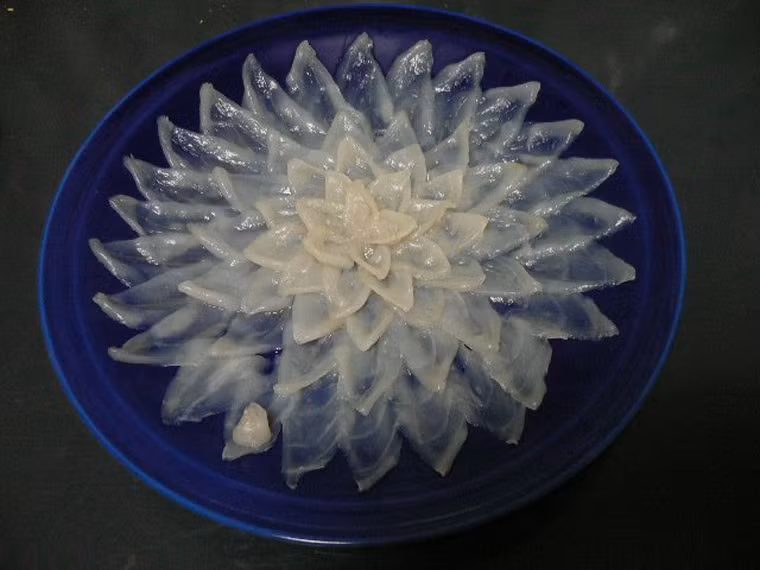 Trước khi ăn, thực khách có thể uống một chén sake nhỏ rồi gắp miếng thịt cùng các loại gia vị để thưởng thức. Món ăn có hương vị ngọt ngào, mát lạnh xen lẫn vị cay cay, đăng đắng nồng nàn.