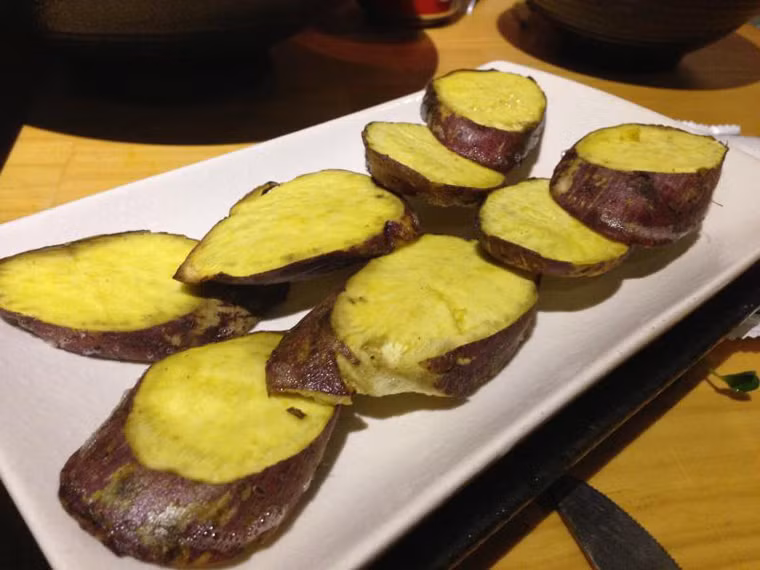 Lượng natri thấp. So với cách xào, đồ nướng thường đòi hỏi lượng muối nêm vào khá ít. Trong khi đó, lượng natri dồi dào ở thức ăn nhiều muối dễ dẫn đến nguy cơ huyết áp cao.