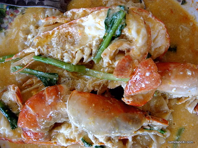 Mì Sang Har. Món ăn có nguyên liệu chính gồm tôm sông tươi, trứng và mì. Thoạt nhìn món ăn có vẻ không bắt mắt song hương vị của nó vô cùng đậm đà, hấp dẫn.