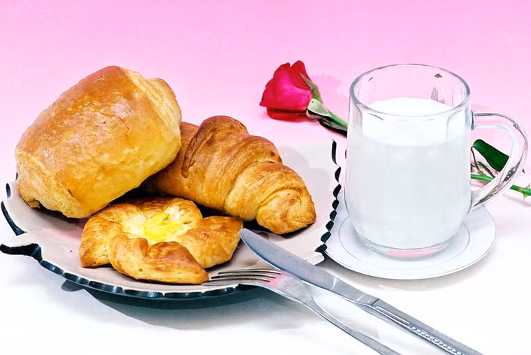 Bỏ qua bữa sáng. Các nhà khoa học cảnh báo, bỏ qua bữa sáng thường xuyên dễ gây sỏi mật, ung thư túi mật. Nguyên nhân bởi sau 8 giờ nghỉ ngơi, dịch mật trong cơ thể khá dồi dào. Việc nạp năng lượng kịp thời góp phần ngăn cản quá trình tạo sỏi. Ngược lại, không ăn sáng dễ gây nên tình trạng tạo sỏi, hình thành ung thư túi mật.