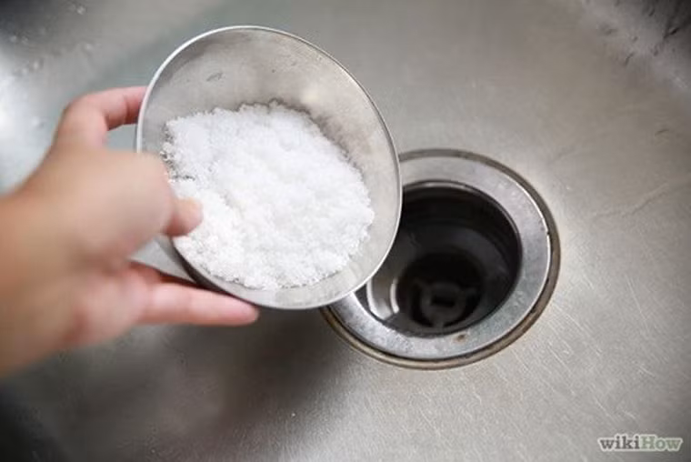 Loại bỏ mùi hôi khó chịu ở bồn rửa. Muốn loại bỏ mùi hôi khó chịu bốc ra từ bồn rửa, chị em nên tận dụng muối pha nước với nồng độ cao đổ xuống cống.