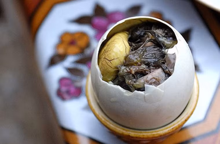 Tuy nhiên, du khách phương Tây lại cảm thấy ái ngại trước những chú vịt được thụ tinh khoảng 17 ngày. Khi thưởng thức mềm nhũn, có thể phân biệt rõ ràng từng bộ phận như đầu, chân, cánh và lông.