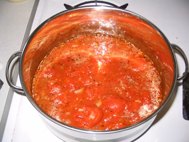 Tự chế biến nước chấm cho món ăn. Sử dụng các loại nước sốt, nước mắm bày bán trên thị trường khiến bạn khó có thể kiểm soát được lượng muối tiêu thụ hàng ngày. Tốt nhất, bạn nên tự chế biến nước sốt để dùng, vừa đảm bảo sức khỏe, vừa mang lại cảm giác ngon miệng cho cả gia đình.