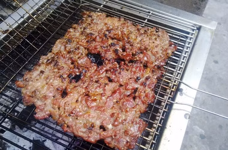 Dù vậy, nghiên cứu cũng chỉ ra khi nướng thịt dễ sản sinh các amin dị vòng (HCAs) và hydrocarbon thơm đa vòng (PAHs) – những hợp chất có khả năng tác động lên cấu trúc tế bào gây ung thư.