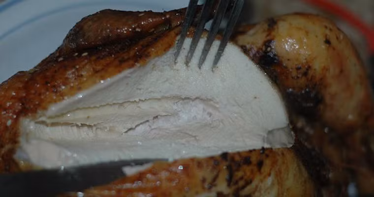 Khi thành phẩm, gà có màu vàng sậm bắt mắt, tỏa mùi hương hấp dẫn. Món ăn tuyệt ngon khi được thưởng thức nóng cùng nước chấm trong đêm Giáng sinh giá lạnh.