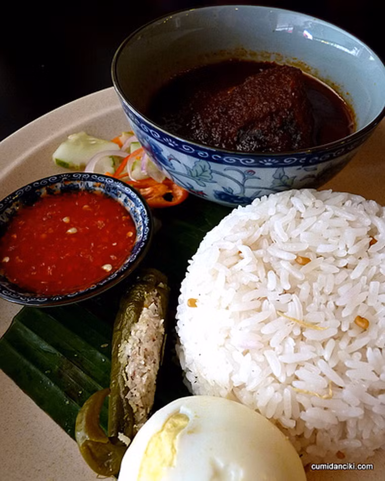 Nasi Dagang. Nasi Dagang khá mộc mạc song vẫn vô cùng hấp dẫn với cơm trắng, nước cốt dừa, cà ri cá và các món phụ như sợi dừa chiên, trứng luộc, dưa chua. Món ăn không chỉ ngon miệng mà còn bổ dưỡng, cung cấp đầy đủ năng lượng cho người ăn.